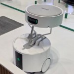 Cet aspirateur robot transporte un autre aspirateur robot pour mieux nettoyer sous les meubles