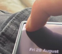 Problème au coin de l'écran interne du Samsung Galaxy Z Fold 8 // Source : EugeneS