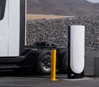 Un Tesla Semi branché sur un Mégachargeur // Source : Tesla