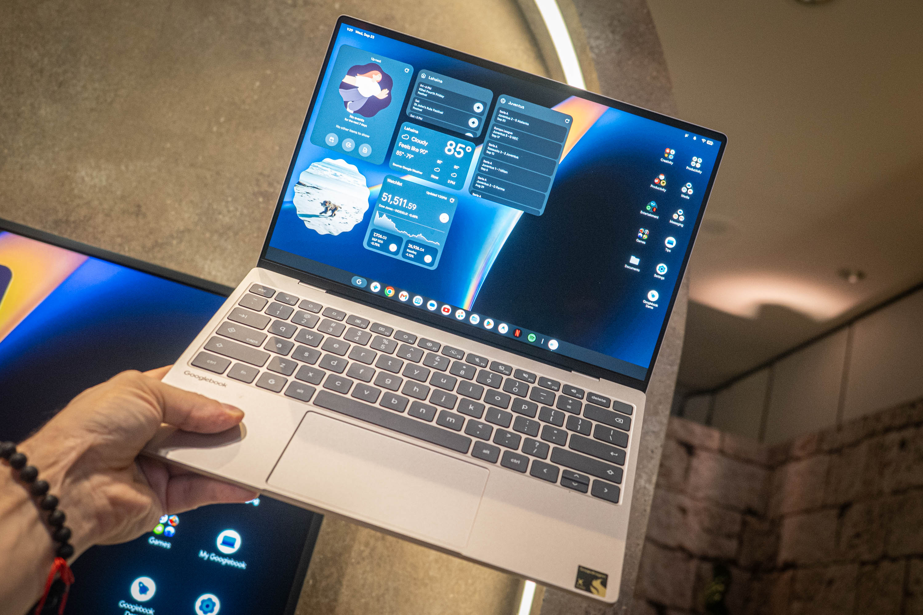 Après des années en mode rattrapage dans l'univers des PC Windows s'offre coup sur coup sa présence dès le début de l'histoire des Googlebook et le support de Linux.