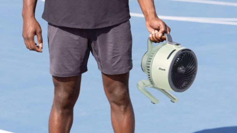 Le Shark FlexBreeze HydroGo, ce ventilateur portable brumisateur, chute sous les 100 €