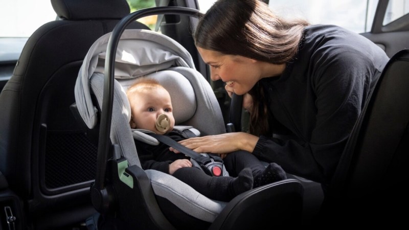 50 % des sièges auto sont mal fixés : l’idée surprenante de Thule avec Apple CarPlay et Android Auto