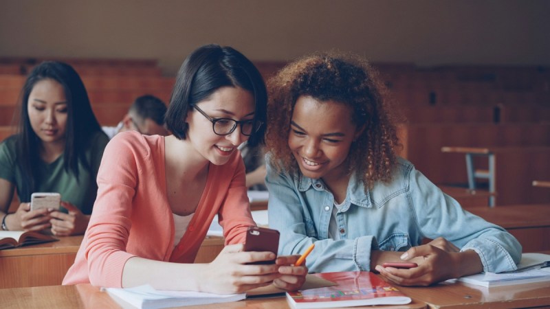 Interdiction du smartphone au lycée : ce qui change pour vos montres, écouteurs et lunettes connectées