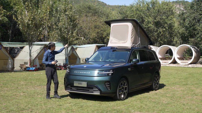Xiaomi lance un SUV avec tente de toit intégrée, symbole d’une Chine qui dort dans sa voiture électrique