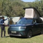 Xiaomi lance un SUV avec tente de toit intégrée, symbole d’une Chine qui dort dans sa voiture électrique