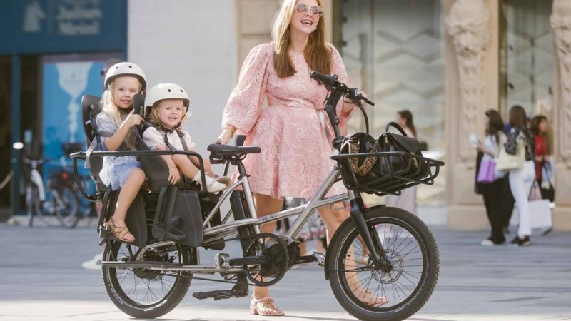 Avec son cadre garantie à vie, ce vélo cargo électrique peut grimper jusqu’à 350 km d’autonomie dans un cas très précis