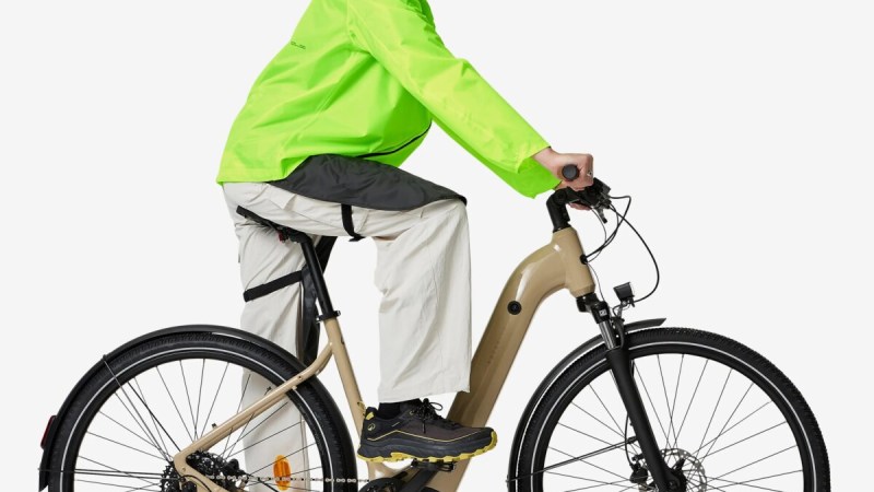 Decathlon lance une veste vélo pas chère, imperméable et ultra visible de jour