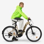 Decathlon lance une veste vélo pas chère, imperméable et ultra visible de jour