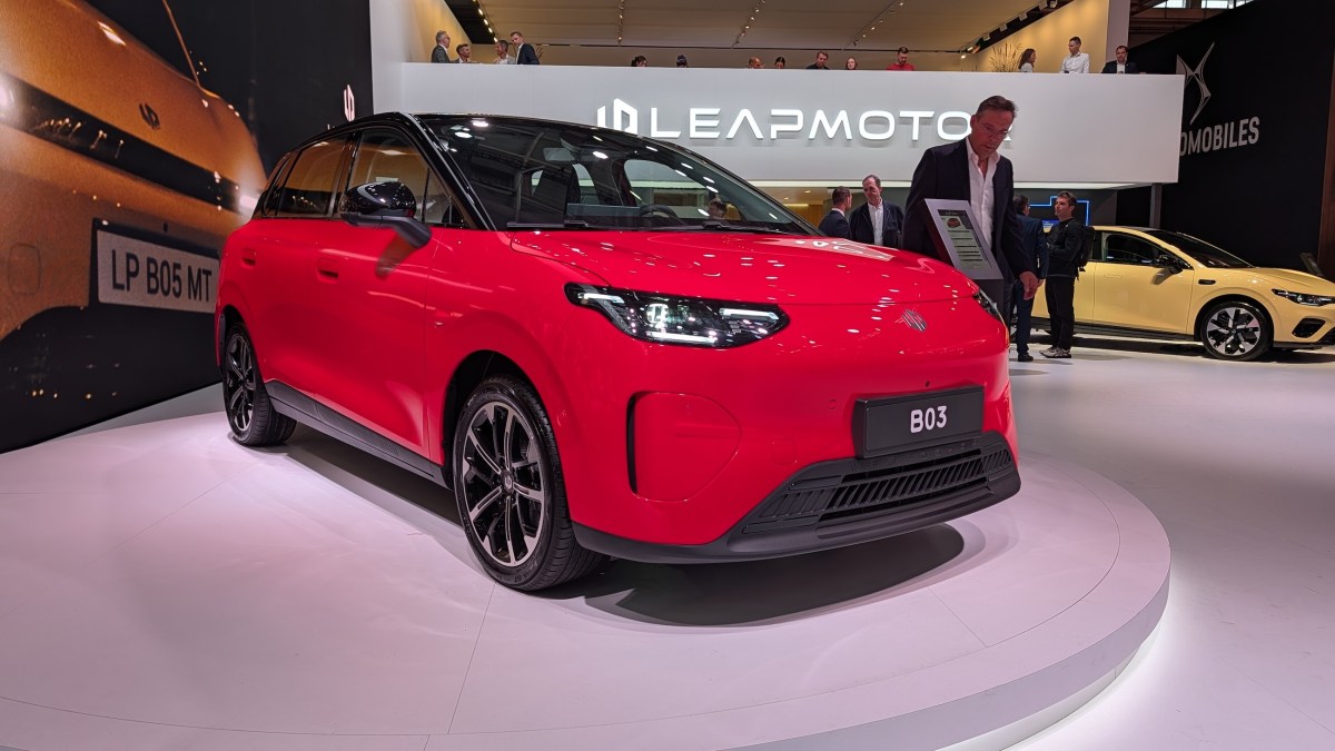 On est monté à bord de la Leapmotor B03 : cette citadine électrique chinoise vendue par Stellantis pourrait faire mal à Peugeot et Citroën