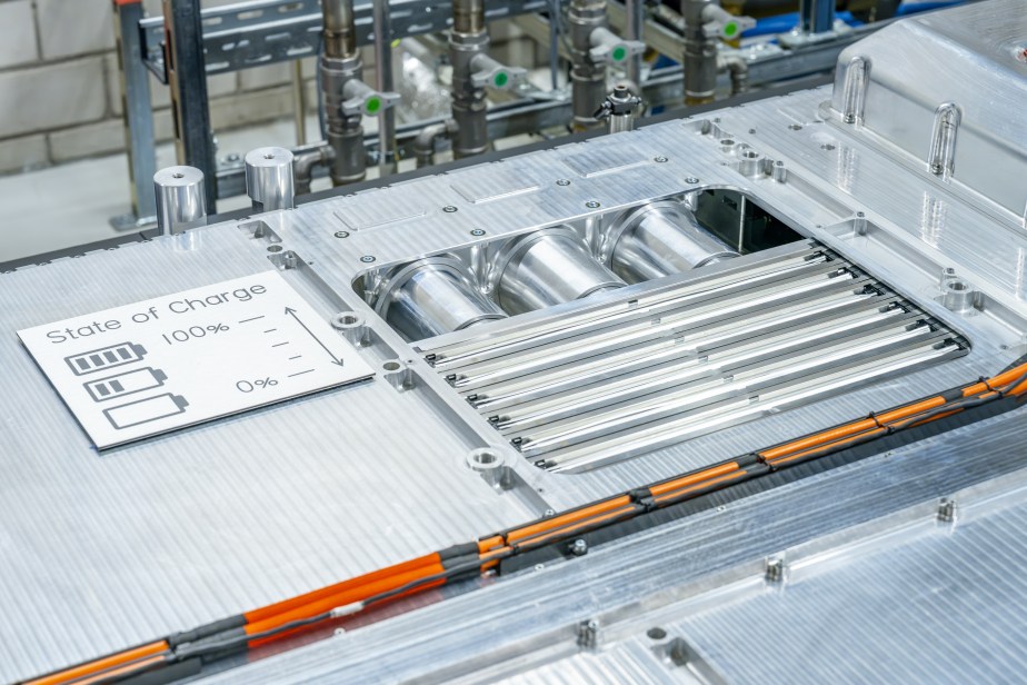 Mock-up der Lithium-Metall-Festkrperbatterie des Mercedes-Benz EQS Erprobungstrgers. Das gemeinsam von Mercedes-Benz mit Mercedes-AMG High Performance Powertrains (HPP) entwickelte Batteriesystem nutzt Festkrperzellentechnologie von Gactorial Energy. Seine Alltagstauglichkeit stellte der Technologietrger auf einer 1.205 Kilometer langen Fahrt von Stuttgart nach Malm ohne Ladestopp unter Beweis. // Mock-up of the lithium-metal solid-state battery used in the Mercedes-Benz EQS technology demonstrator. The battery system, developed by Mercedes-Benz and Mercedes-AMG High Performance Powertrains (HPP), incorporates solid-state cell technology from Factorial Energy. The technology vehicle demonstrated its real-world potential by completing a 1,205-kilometre journey from Stuttgart to Malm without a charging stop.