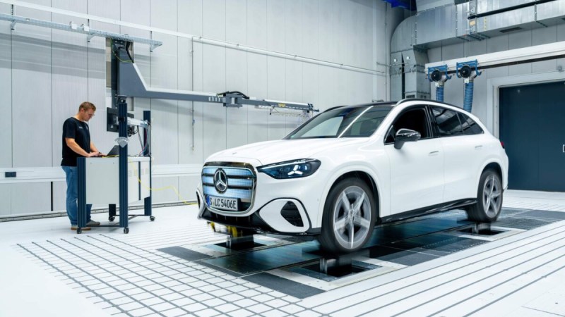 On a visité le labo secret où Mercedes greffe des turbos de F1 sur des SUV