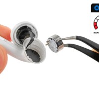 Extraction de la batterie d'un écouteur Apple AirPods 5 // Source : iFixit