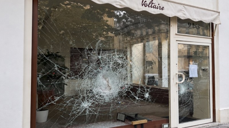 « Ça fait mal au cœur » : vitrines brisées et 30 000 euros de préjudice, une boutique de vélos électriques Voltaire dévastée en pleine nuit