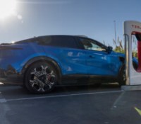 Une Alpine A390 branchée sur un Tesla Supercharger