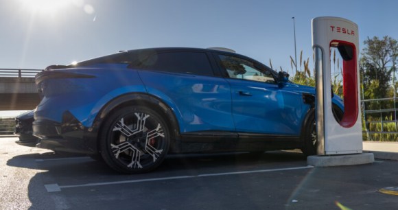 Une Alpine A390 branchée sur un Tesla Supercharger