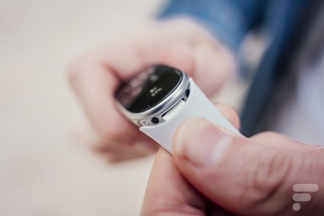 Le Google Fitbit Edge // Source : Chloé Pertuis - Frandroid