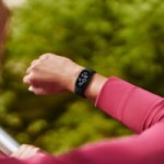 Google lance le Fitbit Edge : un bracelet discret malgré l&rsquo;écran et avec batterie remplaçable