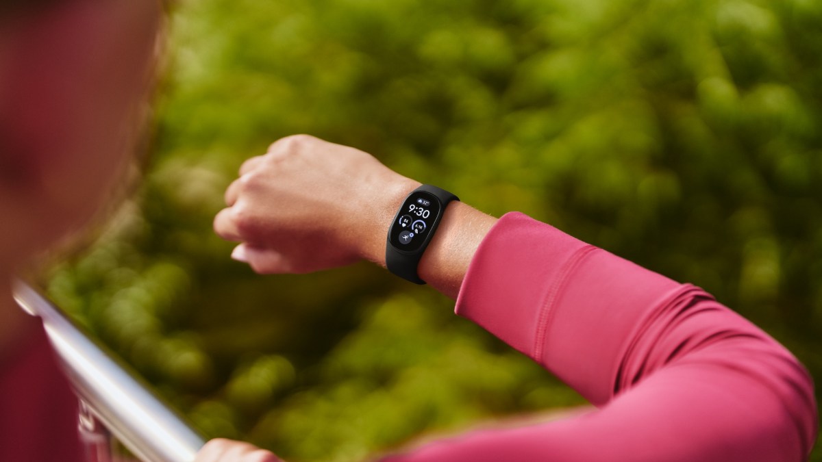 Google lance le Fitbit Edge : un bracelet discret malgré l’écran et avec batterie remplaçable