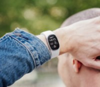 Le Google Fitbit Edge // Source : Chloé Pertuis - Frandroid