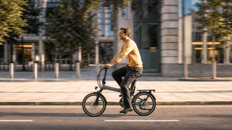 Pliant, sans chaîne et à vitesses automatiques : voici le vélo électrique inattendu de HONOR en France
