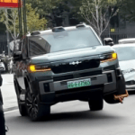 Bloqué par un sabot, ce SUV BYD lève la roue de 30 centimètres et s&rsquo;en va
