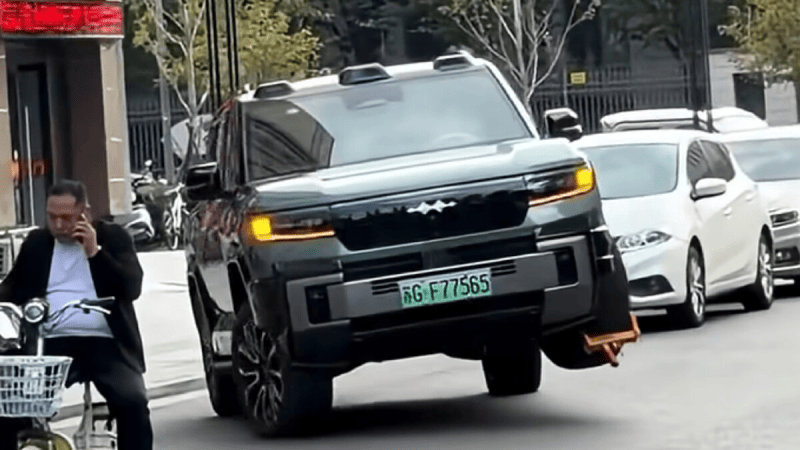Bloqué par un sabot, ce SUV BYD lève sa roue de 30 centimètres et s’en va