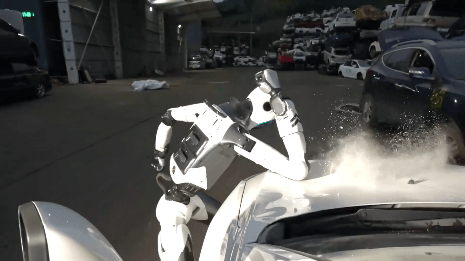 Il soulève une voiture et désarme un agresseur, mais il ne faut surtout pas l’approcher : le nouveau robot « garde du corps » d’Unitree
