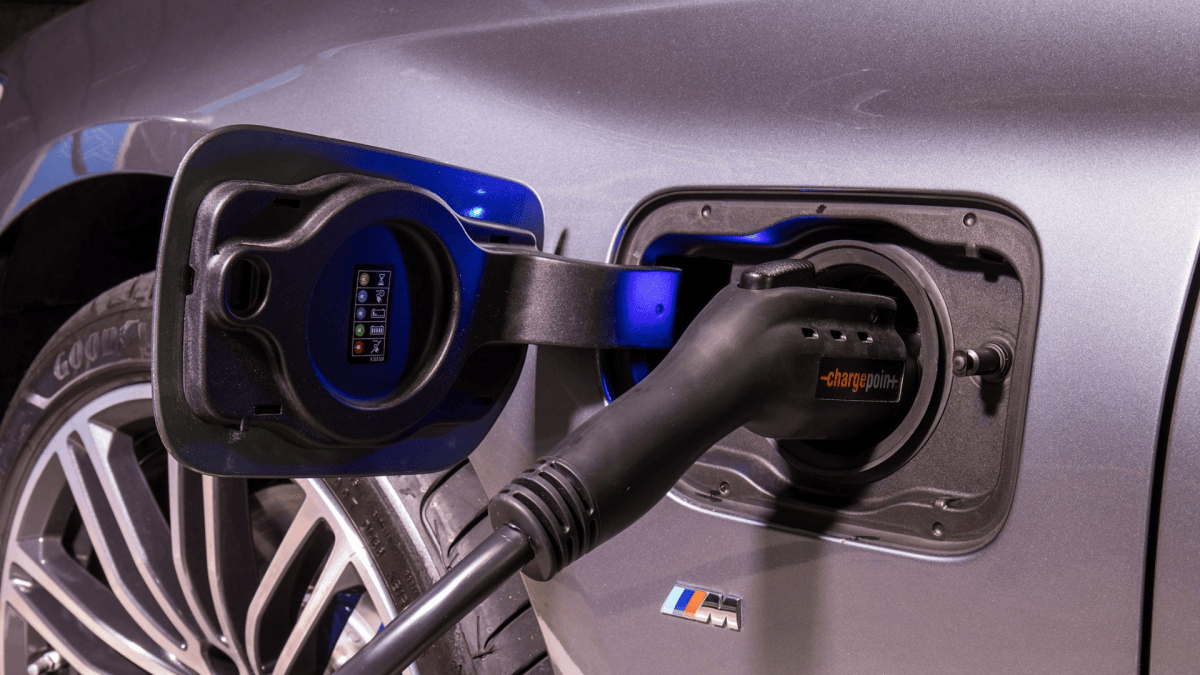 Recharge en borne publique à 0,17 € en voiture électrique : 100 km pour moins de 3 euros, quatre fois et demie moins cher qu’en essence