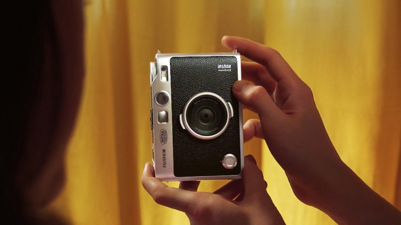 Fujifilm Instax Mini Evo 2 : l’appareil photo instantané hybride s’offre enfin un écran tactile