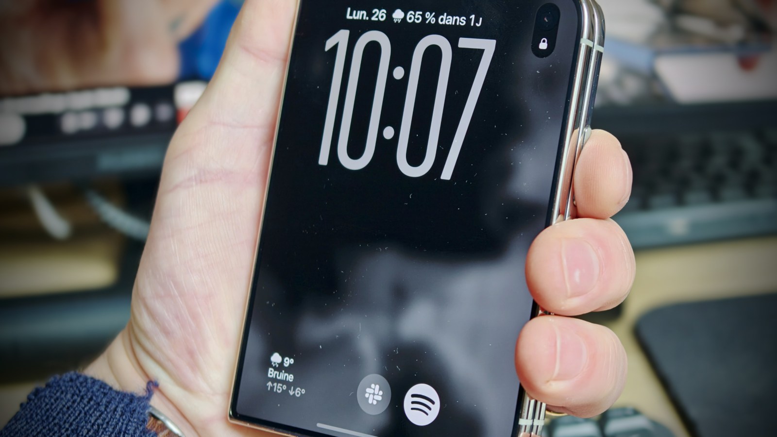 iPhone Duo: إمكانية فتح الهاتف عبر الجدران باستخدام Apple Watch