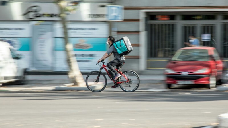 Deliveroo va pister ses livreurs par GPS : ceux qui roulent trop vite à vélo électrique seront bannis