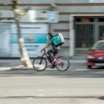 Deliveroo va pister ses livreurs par GPS : ceux qui roulent trop vite à vélo électrique seront bannis