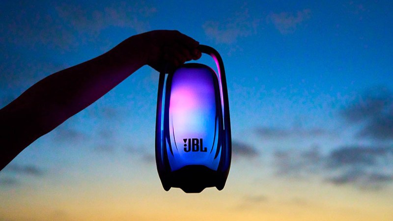 JBL Pulse 6 : l’enceinte Bluetooth à poignée lumineuse et IP68 arrive en France