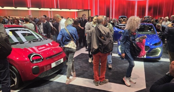 Stand Renault au Mondial de l'auto // Source : Justine Pérou pour Frandroid