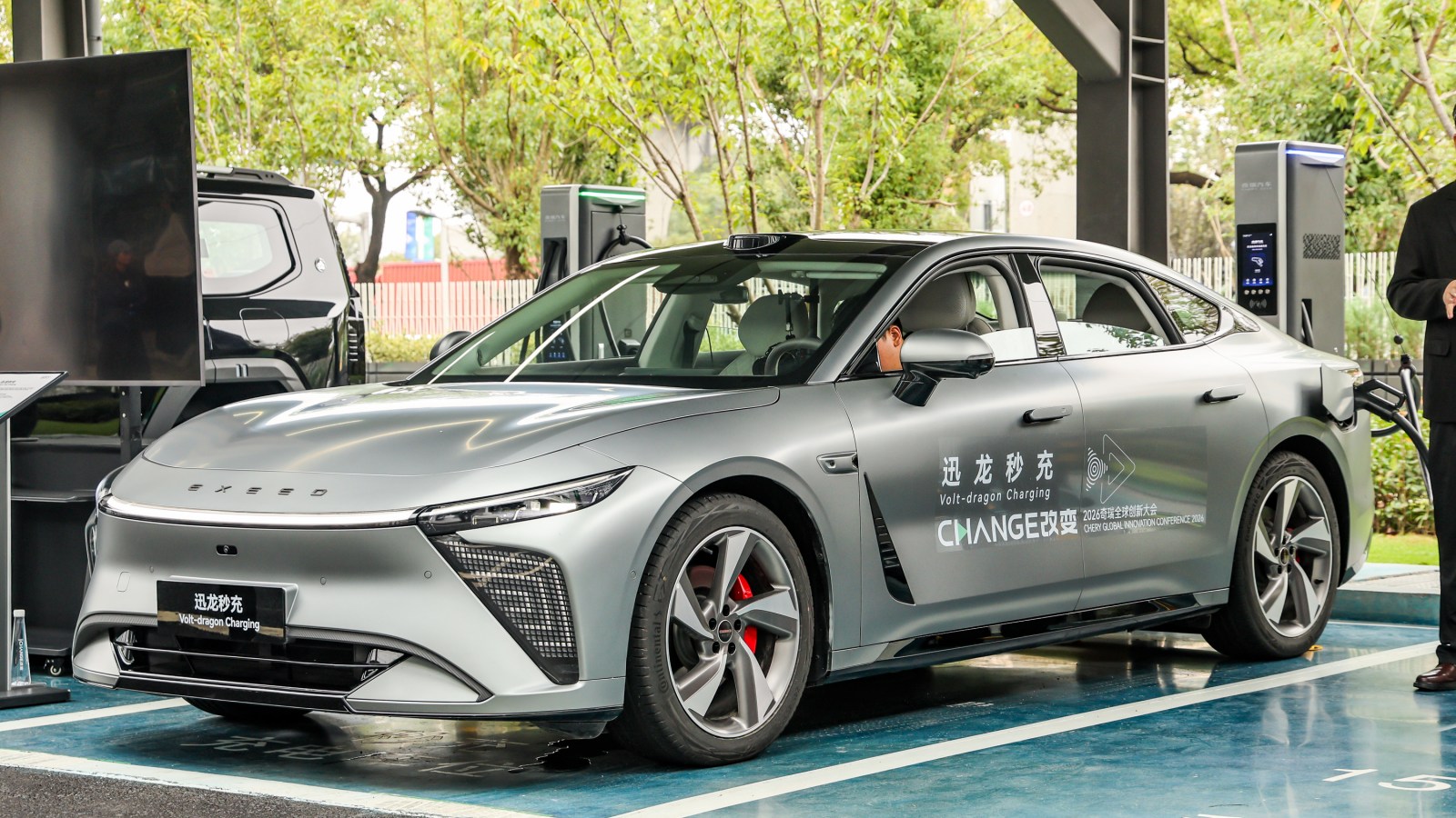 Plus fort que BYD : j’ai vu en Chine la borne Chery qui charge une voiture électrique en 5 minutes