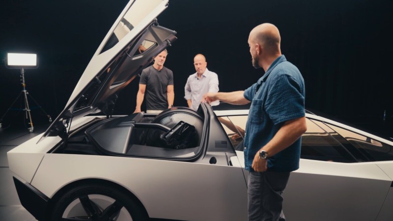 L’équivalent de 14 kg de TNT derrière les sièges du Tesla Roadster : pourquoi Elon Musk met lui-même en garde ses clients