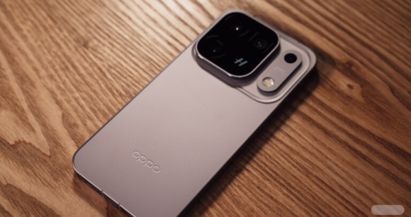 L'Oppo Find X10 Pro Max.