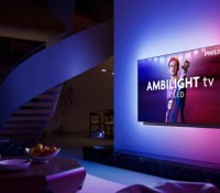 Le TV Philips 65OLED911 avec Ambilight.