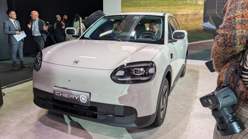 On est monté à bord de la Chery Q, une citadine électrique chinoise au drôle de nom qui veut concurrencer la R5 avec ses 2 coffres