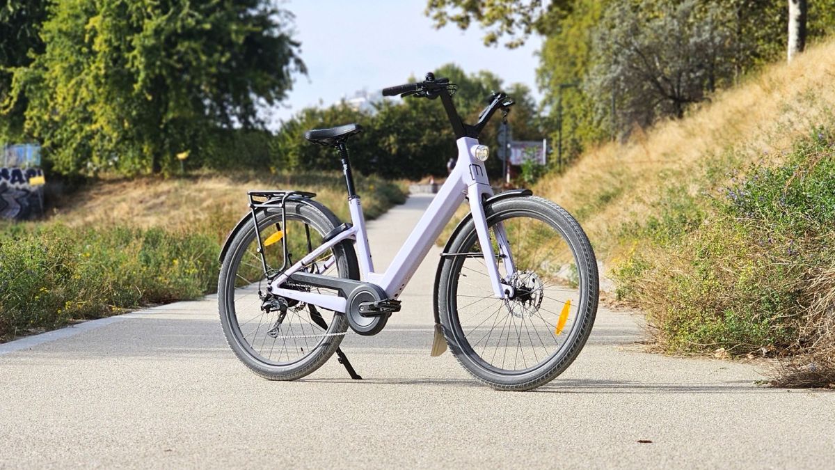 On a testé le tout nouveau Moustache électrique pensé pour la ville : plus léger, plus abordable et tout aussi agréable