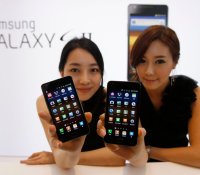 Models pose with Samsung Electronics&rsquo; new smartphone Galaxy S II in Seoul