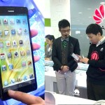 Un représentant de Huawei montre le Ascend Mate (smartphone 6,1 pouces) avant son annonce au CES Un représentant de Huawei montre le Ascend Mate (smartphone 6,1 pouces) avant son annonce au CES