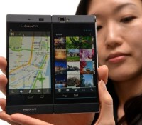 780203_le-modele-de-smartphone-pliable-a-deux-ecrans-de-nec-presente-le-19-fevrier-2013-a-tokyo