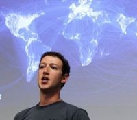 420996-le-patron-de-facebook-mark-zuckerberg-au-siege-de-sa-societe-a-palo-alto-le-6-juillet-2011