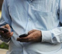 afp-archives-indranil-mukherjee-une-personne-tient-deux-telephones-portables