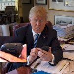 Donald Trump et son Samsung Galaxy S3 (non sécurisé) Donald Trump et son Samsung Galaxy S3 (non sécurisé)