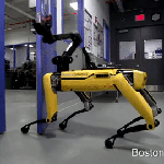 Un robot qui ouvre et tient la porte pour son acolyte, politesse ou fin du monde ? Un robot qui ouvre et tient la porte pour son acolyte, politesse ou fin du monde ?