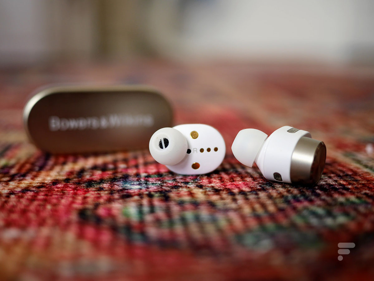 Les écouteurs Bowers & Wilkins PI7 // Source : Frandroid Les écouteurs Bowers & Wilkins PI7 // Source : Frandroid