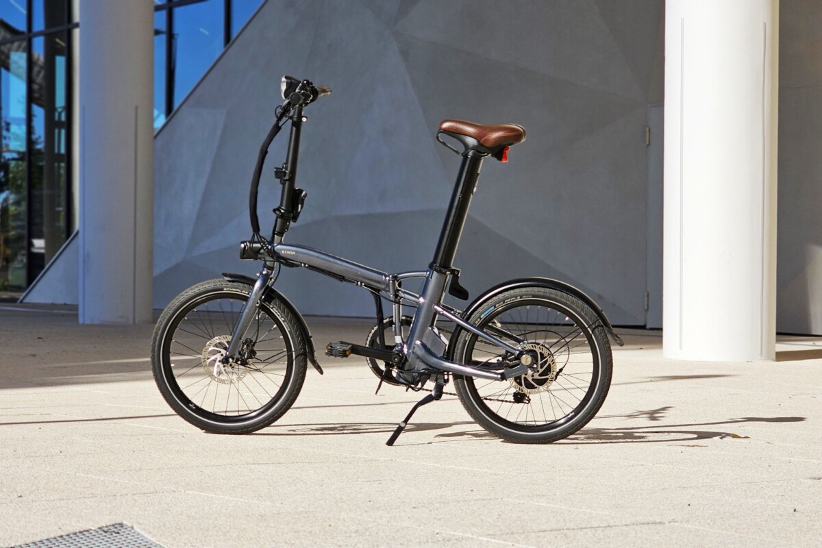 On a testé le vélo électrique Decathlon qui se déplie en 1 seconde : mission (presque) réussie
