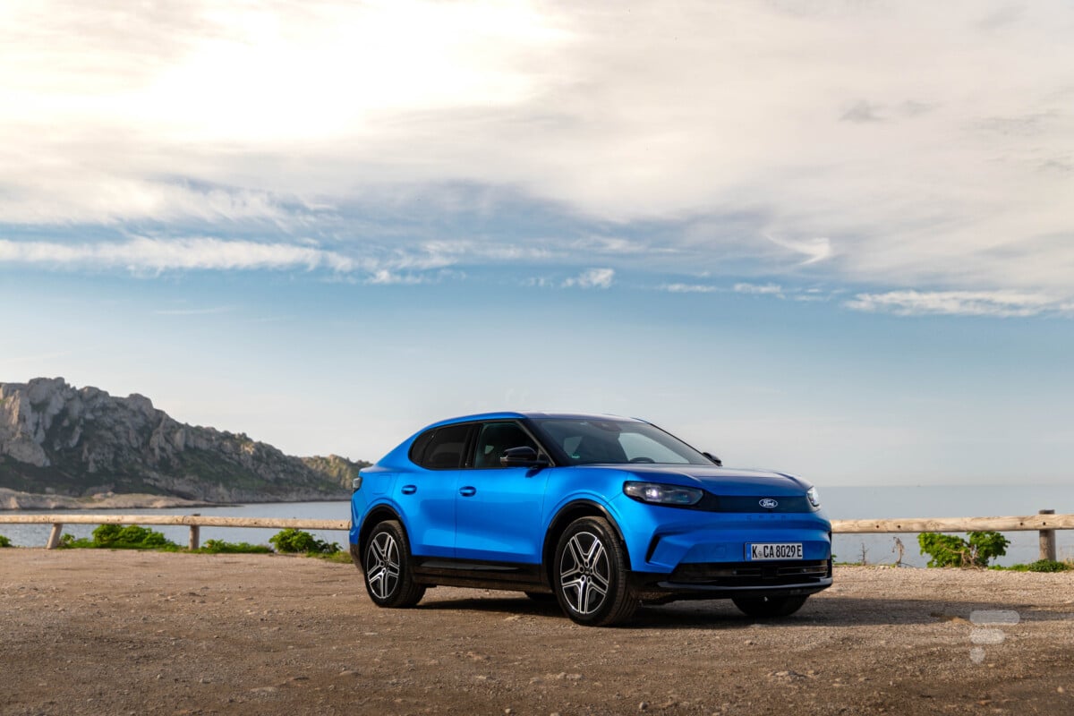 On a essayé le Ford Capri, une voiture électrique à l’autonomie XXL qui sent bon le passé